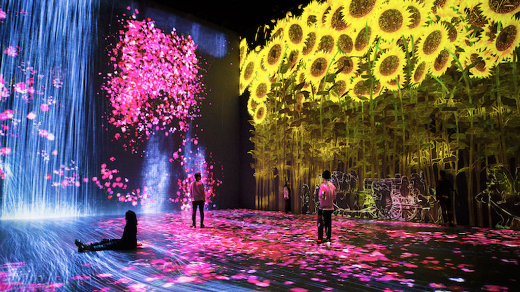 Participant engagé physiquement dans une expérience artistique interactive